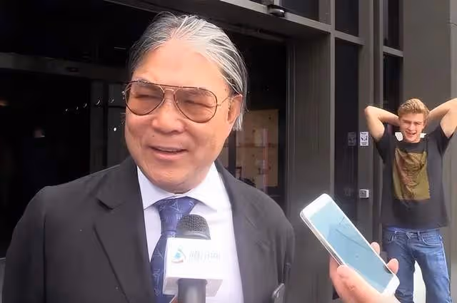 霍啟剛曬父子4人同框照,兄弟3人各有特點,霍啟山成顏值擔當