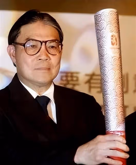 霍啟剛曬父子4人同框照,兄弟3人各有特點,霍啟山成顏值擔當