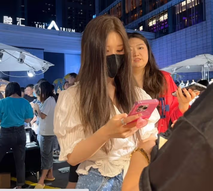 羨慕!趙露思韓國被偶遇,身上愛馬仕包包耀眼!