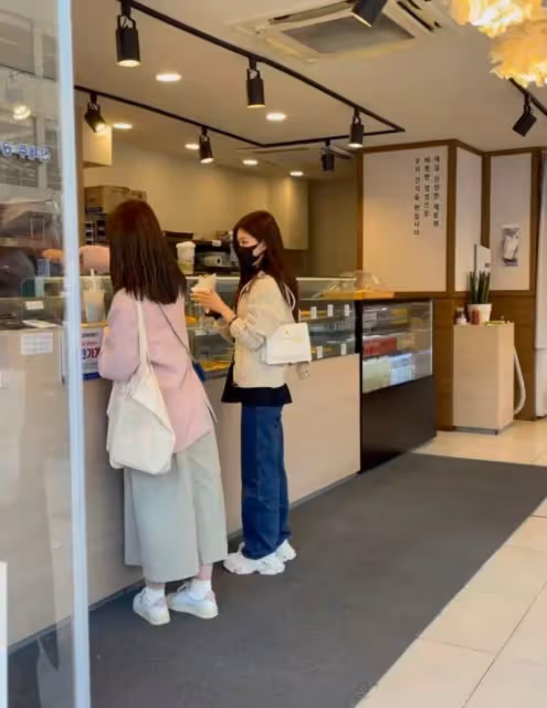羨慕!趙露思韓國被偶遇,身上愛馬仕包包耀眼!
