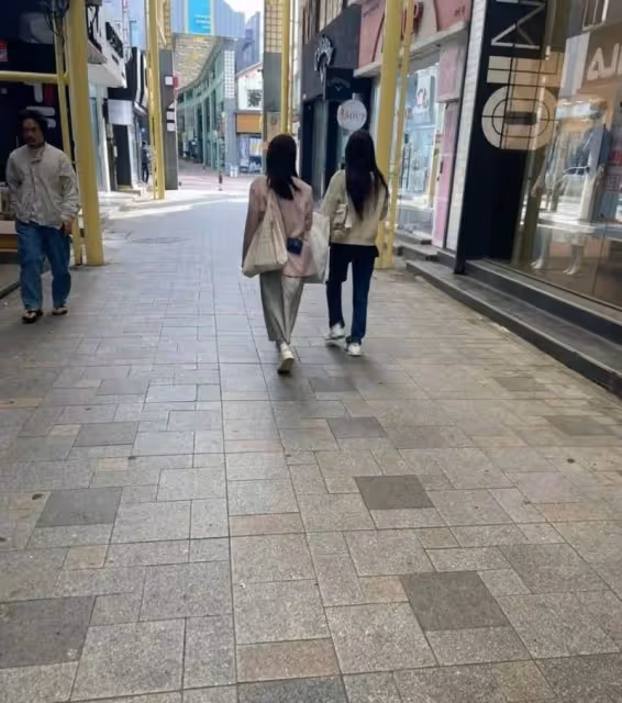 羨慕!趙露思韓國被偶遇,身上愛馬仕包包耀眼!