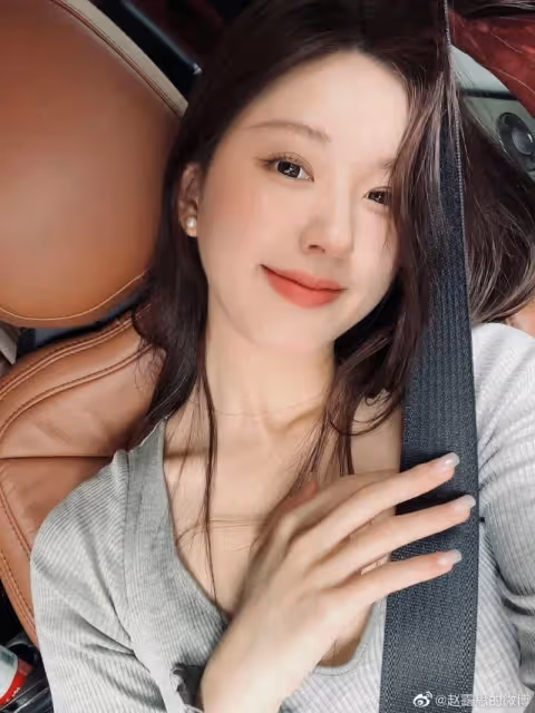 羨慕！趙露思韓國被偶遇，身上愛馬仕包包耀眼！