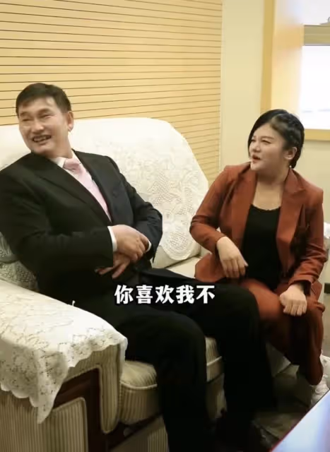 大衣哥出軌了?和網紅見面玩曖昧,女方當眾摸大腿逼問是否喜歡她