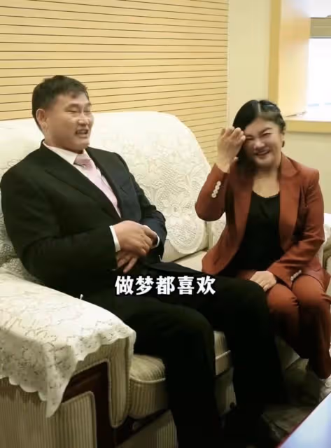 大衣哥出軌了?和網紅見面玩曖昧,女方當眾摸大腿逼問是否喜歡她