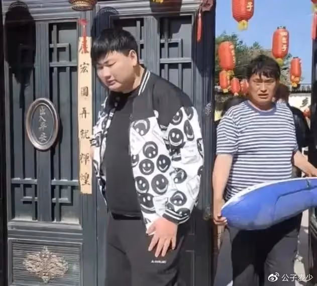 大衣哥出軌了?和網紅見面玩曖昧,女方當眾摸大腿逼問是否喜歡她