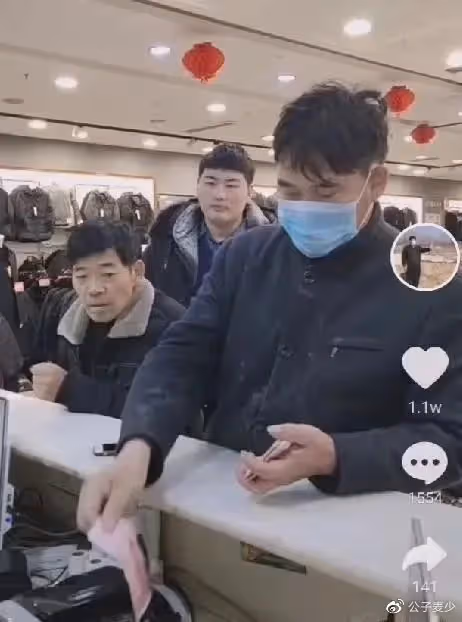 大衣哥出軌了?和網紅見面玩曖昧,女方當眾摸大腿逼問是否喜歡她