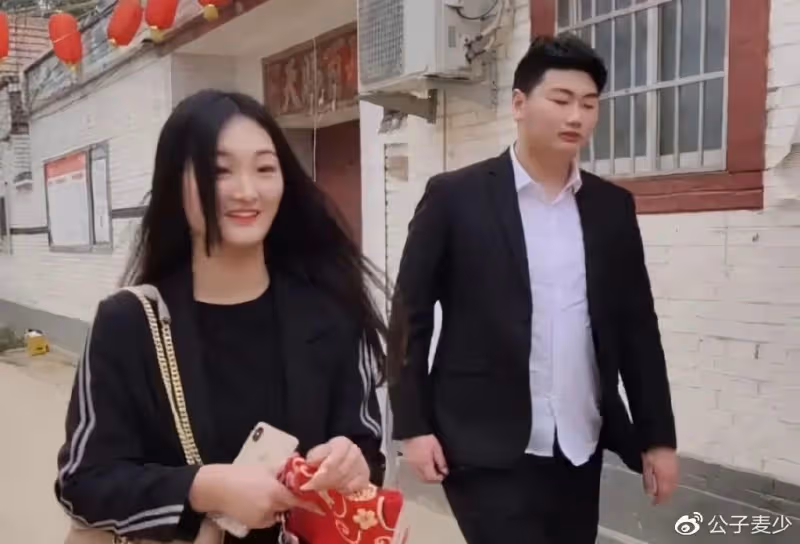 大衣哥出軌了?和網紅見面玩曖昧,女方當眾摸大腿逼問是否喜歡她