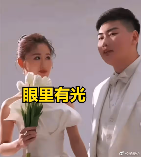 大衣哥出軌了?和網紅見面玩曖昧,女方當眾摸大腿逼問是否喜歡她