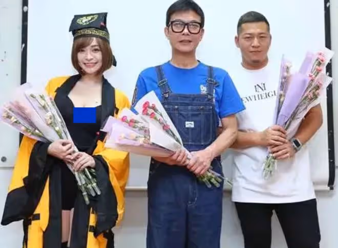 錢小豪與26歲美女對話惹爭議!當眾叫對方親吻自己,還自誇腎很好