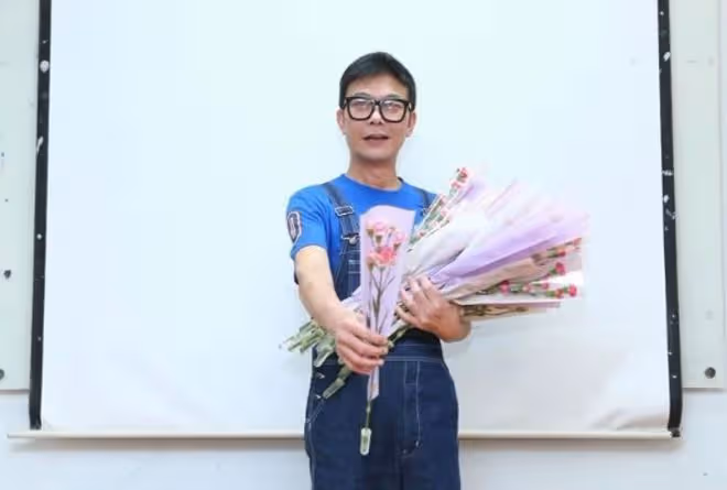錢小豪與26歲美女對話惹爭議!當眾叫對方親吻自己,還自誇腎很好