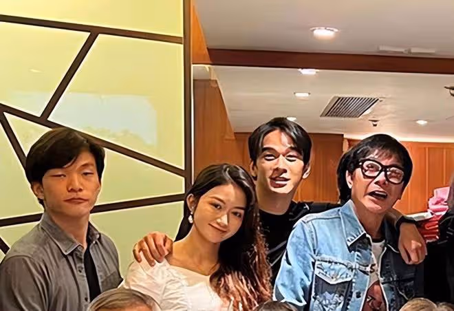 錢小豪與26歲美女對話惹爭議!當眾叫對方親吻自己,還自誇腎很好