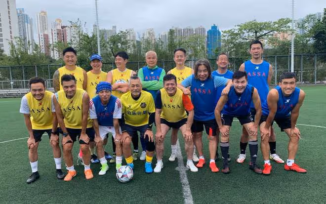 黃日華穿國產服踢球!61歲身材仍健碩,自覺新人太厲害拒絕再拍戲