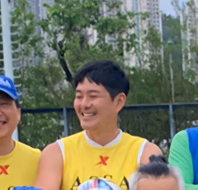 黃日華穿國產服踢球!61歲身材仍健碩,自覺新人太厲害拒絕再拍戲