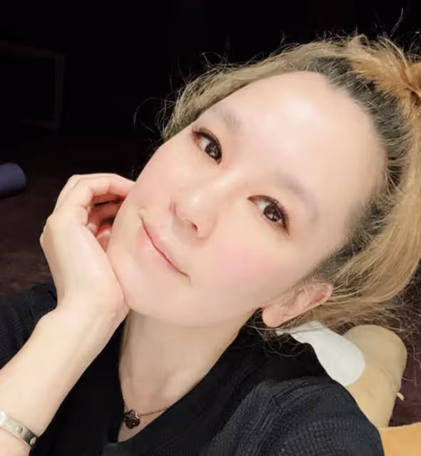 陳冠希二姐為媽媽慶生,45歲仍清純脫俗,不見黑人男友或已分手