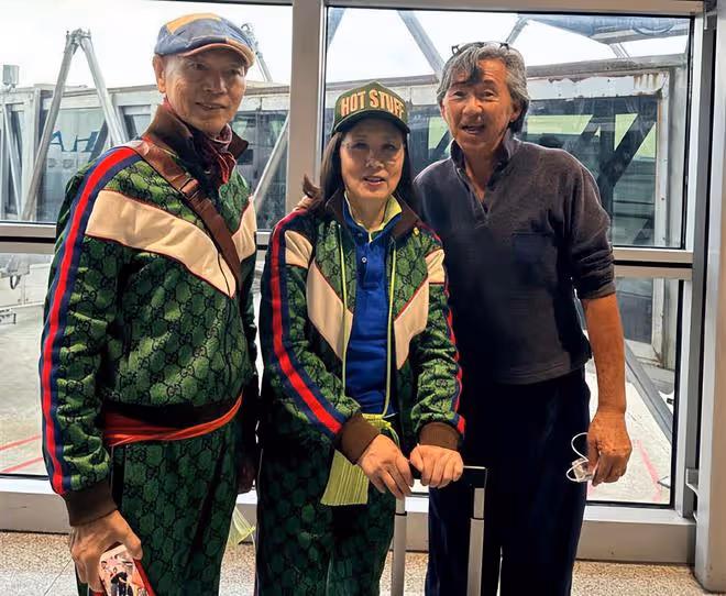 汪明荃夫婦出國,偶遇林子祥開心合影,穿44000元情侶裝太惹眼