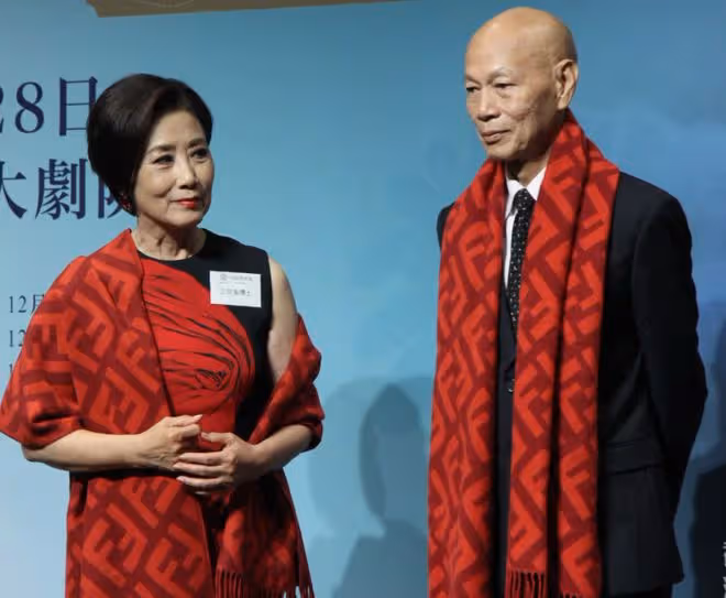 汪明荃夫婦出國,偶遇林子祥開心合影,穿44000元情侶裝太惹眼