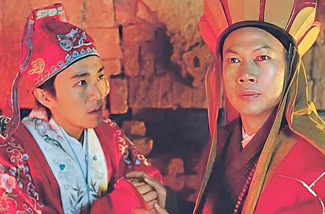 汪明荃夫婦出國,偶遇林子祥開心合影,穿44000元情侶裝太惹眼