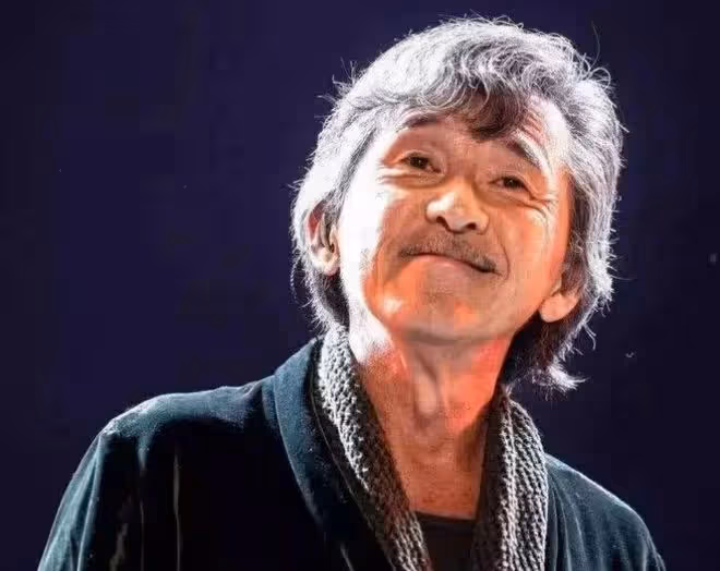 汪明荃夫婦出國,偶遇林子祥開心合影,穿44000元情侶裝太惹眼