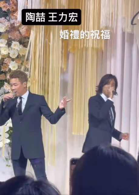 王力宏露面參加好友婚禮,留長發臉黑顯憔悴,與美女合影大變樣
