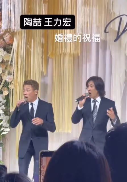 王力宏露面參加好友婚禮,留長發臉黑顯憔悴,與美女合影大變樣