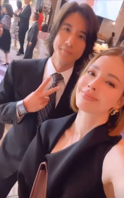 王力宏露面參加好友婚禮,留長發臉黑顯憔悴,與美女合影大變樣