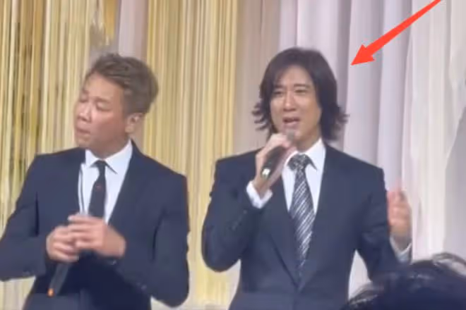 王力宏露面參加好友婚禮,留長發臉黑顯憔悴,與美女合影大變樣