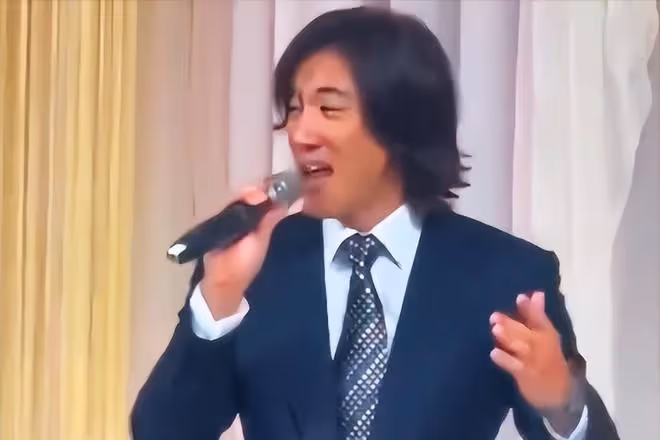 王力宏露面參加好友婚禮,留長發臉黑顯憔悴,與美女合影大變樣