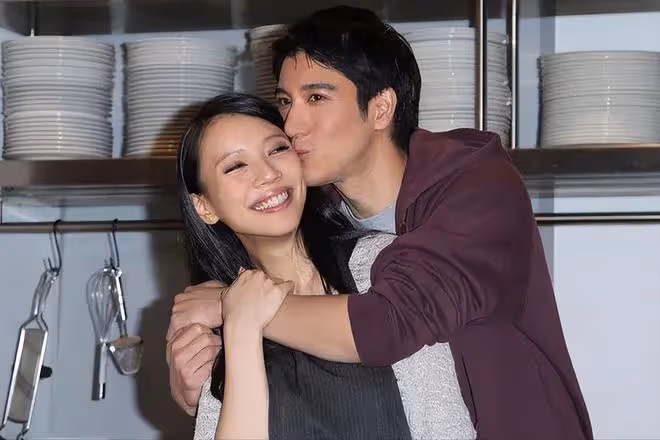 王力宏露面參加好友婚禮,留長發臉黑顯憔悴,與美女合影大變樣