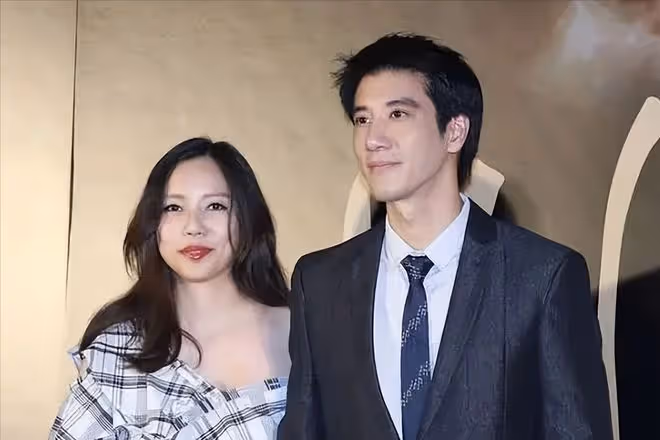王力宏露面參加好友婚禮,留長發臉黑顯憔悴,與美女合影大變樣