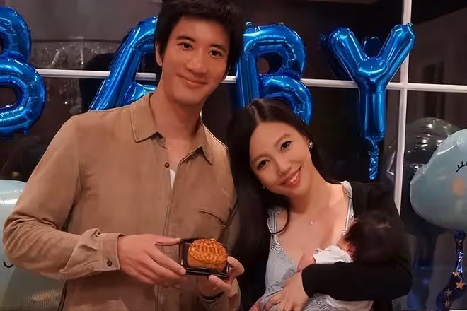 王力宏露面參加好友婚禮,留長發臉黑顯憔悴,與美女合影大變樣