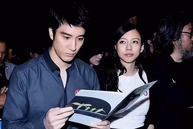 王力宏露面參加好友婚禮,留長發臉黑顯憔悴,與美女合影大變樣