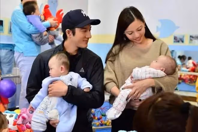 王力宏露面參加好友婚禮,留長發臉黑顯憔悴,與美女合影大變樣