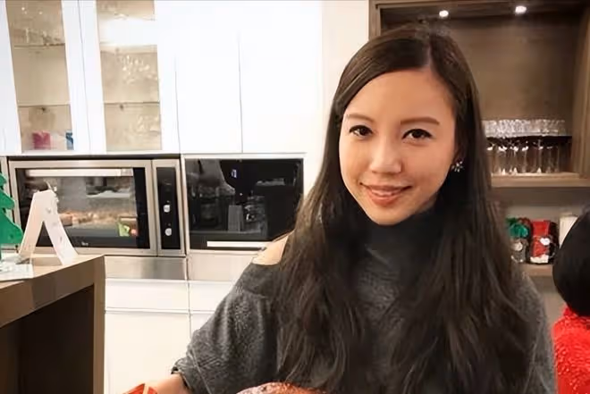 王力宏露面參加好友婚禮,留長發臉黑顯憔悴,與美女合影大變樣
