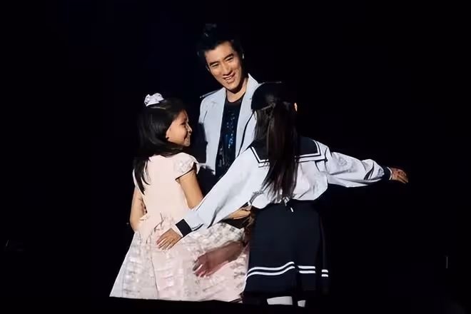 王力宏露面參加好友婚禮,留長發臉黑顯憔悴,與美女合影大變樣