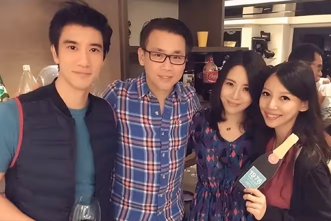 王力宏露面參加好友婚禮,留長發臉黑顯憔悴,與美女合影大變樣