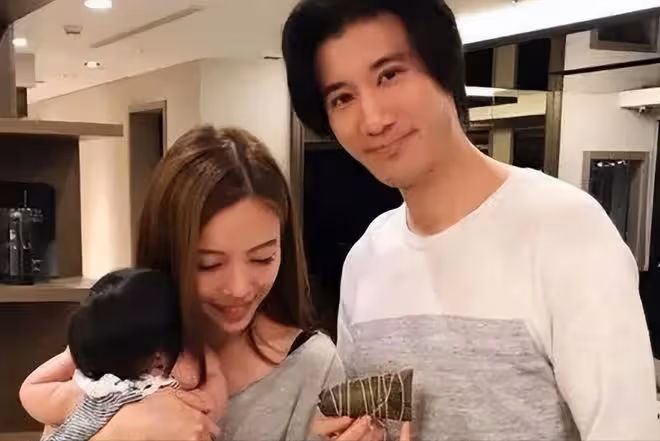 王力宏露面參加好友婚禮,留長發臉黑顯憔悴,與美女合影大變樣