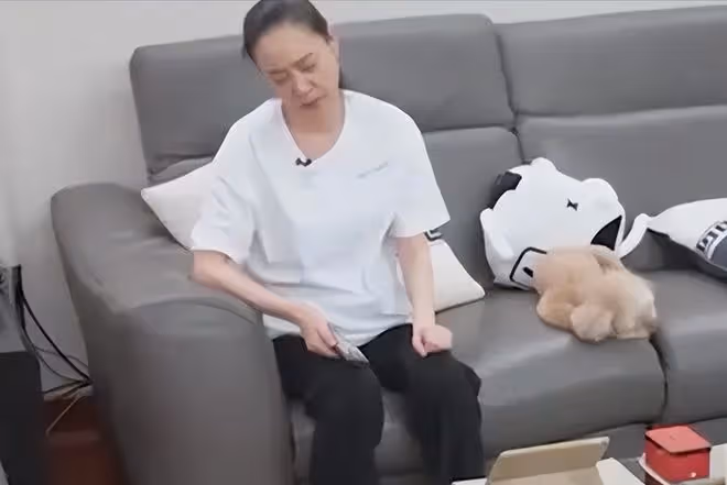 63歲劉雪華獨居11年,24小時開著電視,她的背後,藏著一億人的痛