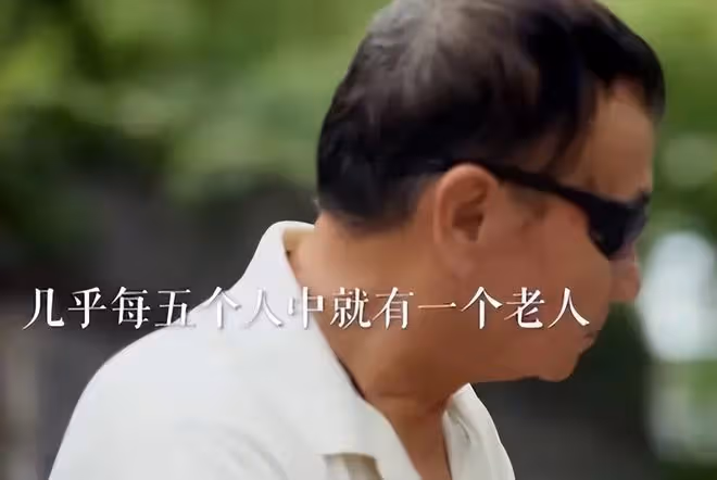63歲劉雪華獨居11年,24小時開著電視,她的背後,藏著一億人的痛