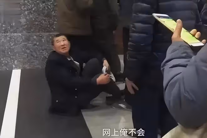 63歲劉雪華獨居11年,24小時開著電視,她的背後,藏著一億人的痛