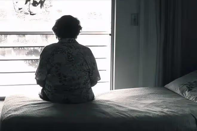 63歲劉雪華獨居11年,24小時開著電視,她的背後,藏著一億人的痛