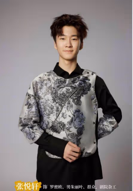 張亮兒子出演話劇,15歲天天模樣成熟變化大,近照酷似王寶強