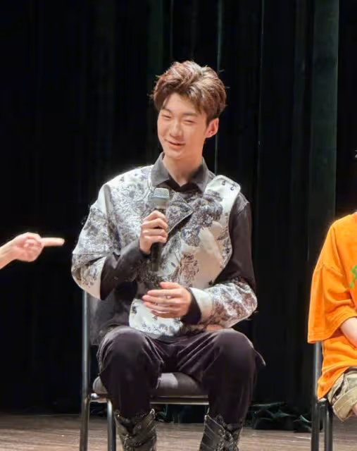 張亮兒子出演話劇,15歲天天模樣成熟變化大,近照酷似王寶強