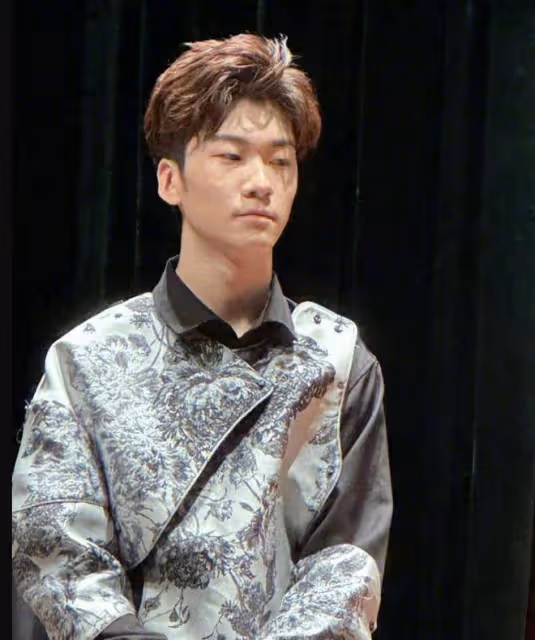 張亮兒子出演話劇,15歲天天模樣成熟變化大,近照酷似王寶強
