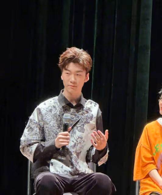 張亮兒子出演話劇,15歲天天模樣成熟變化大,近照酷似王寶強