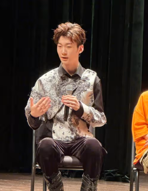 張亮兒子出演話劇,15歲天天模樣成熟變化大,近照酷似王寶強