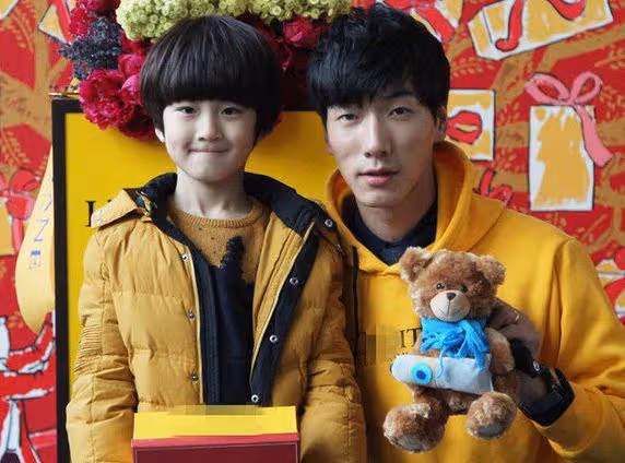 張亮兒子出演話劇,15歲天天模樣成熟變化大,近照酷似王寶強