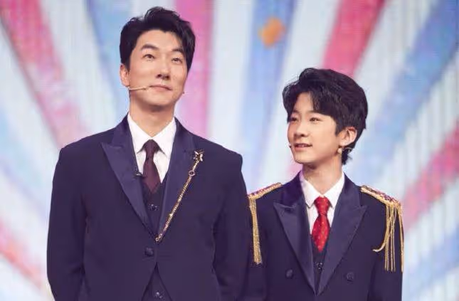 張亮兒子出演話劇,15歲天天模樣成熟變化大,近照酷似王寶強