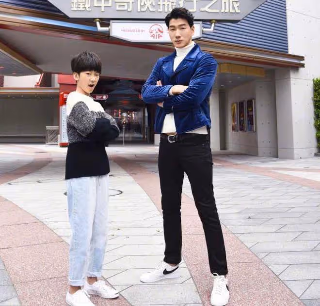張亮兒子出演話劇,15歲天天模樣成熟變化大,近照酷似王寶強