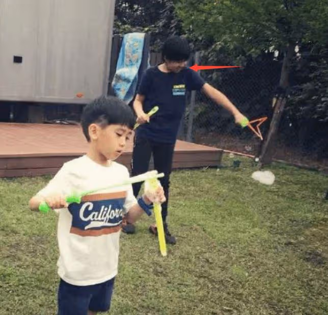 張亮兒子出演話劇,15歲天天模樣成熟變化大,近照酷似王寶強