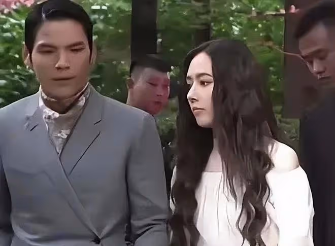 郭碧婷:向佐近期罕見同框,兩人全程冷臉不互動,牽手細節引熱議